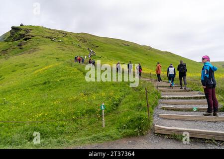 Skogafoss, Islande - 8 juillet 2023 : les touristes commencent à monter les escaliers pour voir la cascade de Skogafoss depuis le point de vue supérieur Banque D'Images