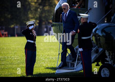 Le président des États-Unis Joe Biden quitte Marine One à fort Leslie McNair le 23 octobre 2023 à Washington, DC le président et la première dame ont passé le week-end dans leur maison de vacances à Rehoboth Beach, Delaware. Copyright : xSamuelxCorumx/xPoolxviaxCNPx/MediaPunchx crédit : Imago/Alamy Live News Banque D'Images