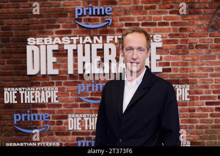 Berlin, Allemagne. 23 octobre 2023. Stephan Kampwirth, acteur, lors de la première de la série 'Die Therapie' au cinéma Zoo Palast. La série mystère en six parties débutera sur Amazon Prime Video le 26 octobre 2023. Crédit : Carsten Koall/dpa/Alamy Live News Banque D'Images