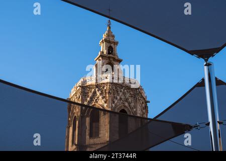 Détail du Miguelete : le clocher de la cathédrale de Valence qui a un style gothique valencien. Place Reina à Valence à la lumière du jour. Banque D'Images