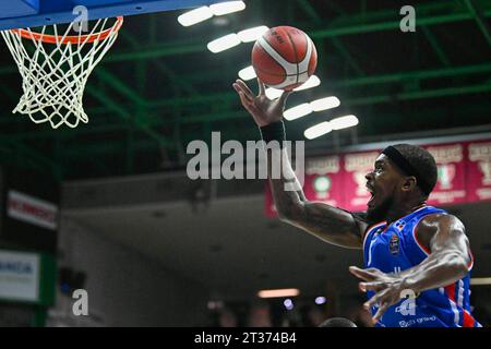 Trévise, Italie. 22 octobre 2023. Jouez le ballon sous le panier pendant Nutribullet Treviso basket vs Umana Reyer Venezia, Italian Basketball Serie A match à Trévise, Italie, octobre 22 2023 crédit : Agence de photo indépendante/Alamy Live News Banque D'Images