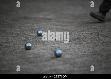 image détaillée de personnes jouant aux boules dans un parc Banque D'Images