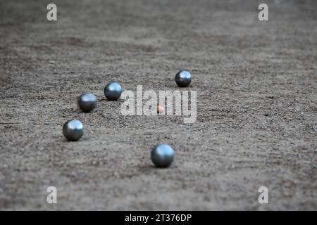 image détaillée de personnes jouant aux boules dans un parc Banque D'Images