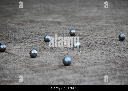 image détaillée de personnes jouant aux boules dans un parc Banque D'Images