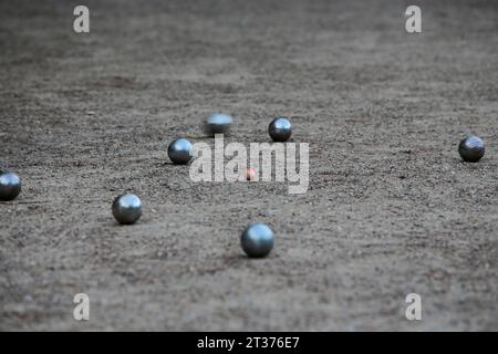 image détaillée de personnes jouant aux boules dans un parc Banque D'Images