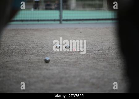 image détaillée de personnes jouant aux boules dans un parc Banque D'Images