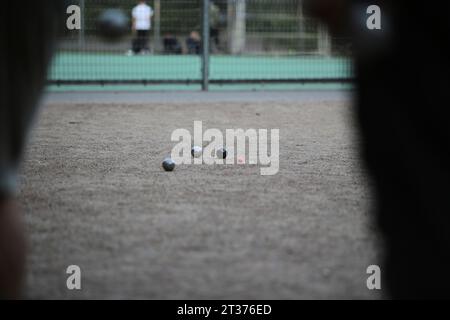 image détaillée de personnes jouant aux boules dans un parc Banque D'Images