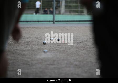 image détaillée de personnes jouant aux boules dans un parc Banque D'Images