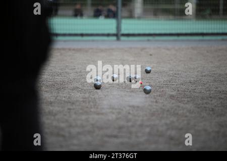 image détaillée de personnes jouant aux boules dans un parc Banque D'Images