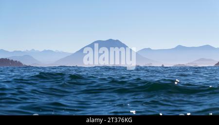 Paysage panoramique de l'océan Pacifique lors d'une excursion d'observation des baleines, Tofino, île de Vancouver, Colombie-Britannique, Canada. Banque D'Images