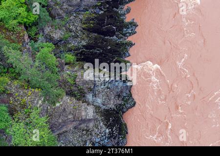 Vue aérienne de la rivière Bulkley par le pont suspendu du canyon Hagwilget, Hagwilget, Colombie-Britannique, Canada. Banque D'Images