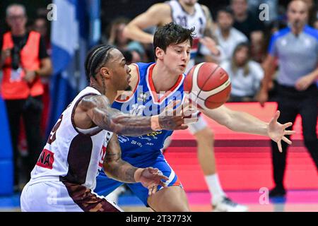 Trévise, Italie. 22 octobre 2023. Duel pour le ballon entre pendant Nutribullet Treviso basket vs Umana Reyer Venezia, Italian Basketball Serie A match à Trévise, Italie, octobre 22 2023 crédit : Agence de photo indépendante / Alamy Live News Banque D'Images