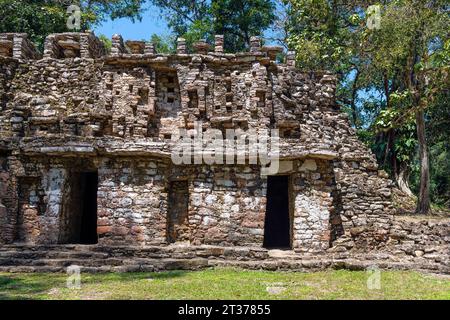 Complexe de ruines mayas de Yaxchilan avec un gros plan sur la structure connue sous le nom de labyrinthe ou structure 19 situé dans la forêt tropicale humide, Chiapas, Mexique. Banque D'Images