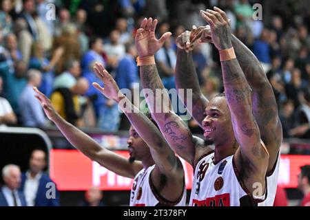 Trévise, Italie. 22 octobre 2023. Salutation des joueurs de Reyer à leurs fans lors du Nutribullet Treviso basket vs Umana Reyer Venezia, Italian Basketball Serie A match à Trévise, Italie, octobre 22 2023 crédit : Agence photo indépendante/Alamy Live News Banque D'Images