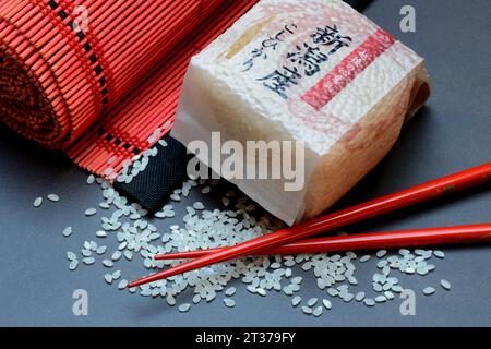 Riz, riz blanc en emballage et grains de riz avec baguettes, Japon Banque D'Images