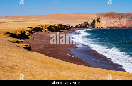 Vue imprenable sur Red Beach dans la réserve nationale de Paracas, région d'ICA, Pérou Banque D'Images