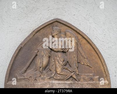 Relief en pierre, ange, détail d'une pierre tombale, cimetière près de l'église de St. Jakob, Leoben, Styrie, Autriche Banque D'Images