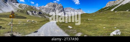 Panneau indiquant Doess Radond dans le Val Mora, Tschierv dans le Val Muestair, Engadine, Grisons, Suisse Banque D'Images