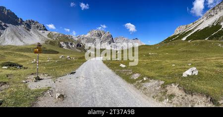 Panneau indiquant Doess Radond dans le Val Mora, Tschierv dans le Val Muestair, Engadine, Grisons, Suisse Banque D'Images