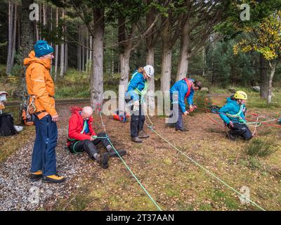 Les gens apprennent les techniques de corde d'alpinisme au Glenmore Lodge Outdoor Education Centre situé dans le parc national de Cairngorm près d'Aviemore Banque D'Images