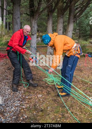 Les gens apprennent les techniques de corde d'alpinisme au Glenmore Lodge Outdoor Education Centre situé dans le parc national de Cairngorm près d'Aviemore Banque D'Images