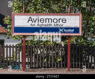 Ensuite, l'image est de la gare d'Aviemore, qui abrite le chemin de fer du patrimoine Strathspey à Aviemore dans le parc national de Cairngorm des Highlands écossais Banque D'Images