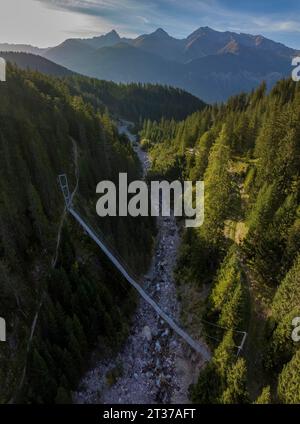 Pont suspendu Aclas d'Alvagni, tir de drone, Alp Aclas Dafora, Alvaneu, Grisons, Suisse Banque D'Images