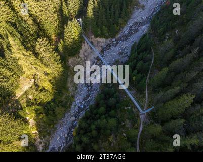 Pont suspendu Aclas d'Alvagni, tir de drone, Alp Aclas Dafora, Alvaneu, Grisons, Suisse Banque D'Images