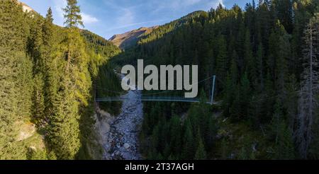 Pont suspendu Aclas d'Alvagni, tir de drone, Alp Aclas Dafora, Alvaneu, Grisons, Suisse Banque D'Images