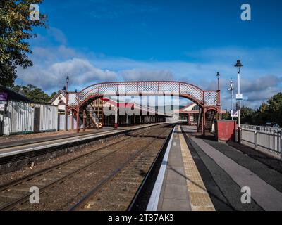 Ensuite, l'image est de la gare d'Aviemore, qui abrite le chemin de fer du patrimoine Strathspey à Aviemore dans le parc national de Cairngorm des Highlands écossais Banque D'Images