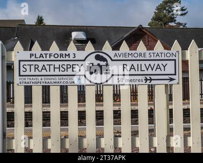 Ensuite, l'image est de la gare d'Aviemore, qui abrite le chemin de fer du patrimoine Strathspey à Aviemore dans le parc national de Cairngorm des Highlands écossais Banque D'Images