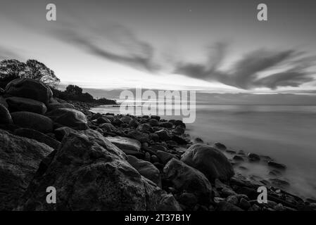 Aube sur la plage Hovmarken, île de la mer Baltique Moen, Danemark Banque D'Images