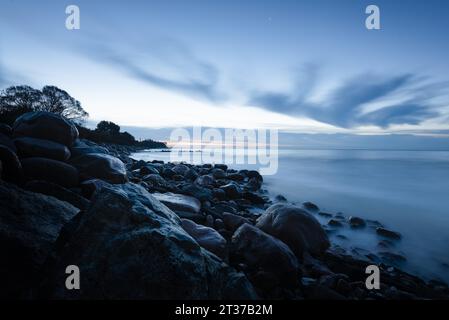 Aube sur la plage Hovmarken, île de la mer Baltique Moen, Danemark Banque D'Images