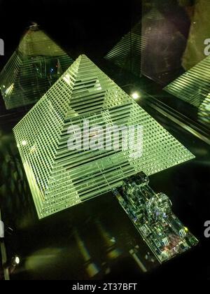 Pyramide de verre de cristal dans l'exposition Swarovski Crystal Worlds, Wattens, Tyrol, Autriche Banque D'Images