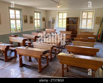 Salle de classe historique avec des bureaux d'école à l'ancienne pour la classe d'école dans l'école du village dans l'ancienne maison d'école reconstruite et la mairie de 1830 en plein air Banque D'Images
