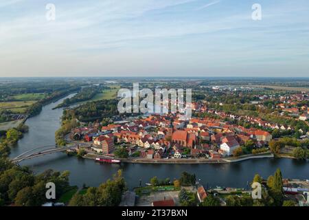 Vue aérienne de l'île de la ville, la vieille ville de la ville hanséatique de Havelberg an der Havel dans la région de l'Altmark. Havelberg, Saxe-Anhalt, Allemagne Banque D'Images