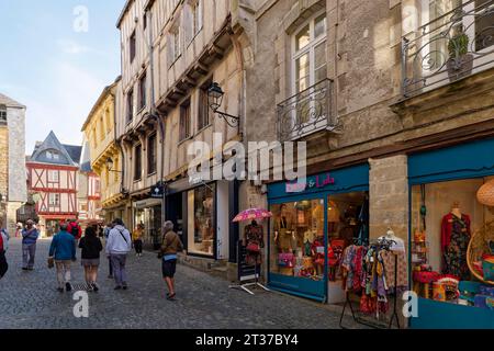 Commerces et maisons à colombages rue Saint Salomon dans la vieille ville de vannes, Bretagne. Vannes, Morbihan, France Banque D'Images