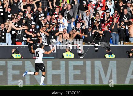 Célébration du but Ellyes Skhiri Eintracht Frankfurt SGE (15) devant les supporters acclamés, PreZero Arena, Sinsheim, Baden-Wuerttemberg, Allemagne Banque D'Images