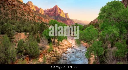 Watchman Mountain et Virgin River vue au coucher du soleil, parc national de Zion, Utah, États-Unis Banque D'Images