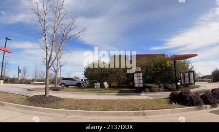 Augusta, GA États-Unis - 01 19 22 : Hardees fast food restaurant extérieur drive-thru Banque D'Images
