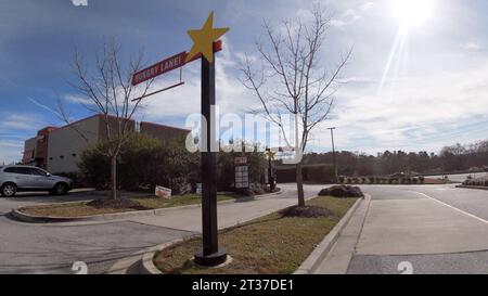 Augusta, GA États-Unis - 01 19 22 : Hardees fast food restaurant extérieur drive through Hungry Sign Banque D'Images