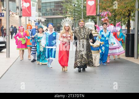 Warren Donnelly, Jess Smith, Lewis Devine, Tim Lucas, Alex Arum, Richard Aucott, Leanne Campbell, Liam Fox, Cast of Aladdin posent pour des photos avant leur production au St Helens Theatre Royal, avec Leanne Campbell de radio citys, et Liam Fox d'Emmerdale. Début 2 décembre et jusqu'au 14 janvier. (Terry Scott/SPP) crédit : SPP Sport Press photo. /Alamy Live News Banque D'Images