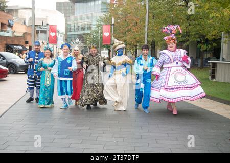 Warren Donnelly, Jess Smith, Lewis Devine, Tim Lucas, Alex Arum, Richard Aucott, Leanne Campbell, Liam Fox, Cast of Aladdin posent pour des photos avant leur production au St Helens Theatre Royal, avec Leanne Campbell de radio citys, et Liam Fox d'Emmerdale. Début 2 décembre et jusqu'au 14 janvier. (Terry Scott/SPP) crédit : SPP Sport Press photo. /Alamy Live News Banque D'Images