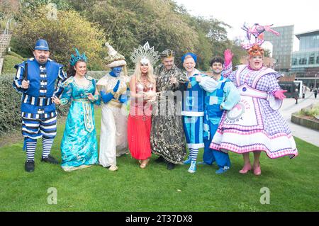 Warren Donnelly, Jess Smith, Lewis Devine, Tim Lucas, Alex Arum, Richard Aucott, Leanne Campbell, Liam Fox, Cast of Aladdin posent pour des photos avant leur production au St Helens Theatre Royal, avec Leanne Campbell de radio citys, et Liam Fox d'Emmerdale. Début 2 décembre et jusqu'au 14 janvier. (Terry Scott/SPP) crédit : SPP Sport Press photo. /Alamy Live News Banque D'Images