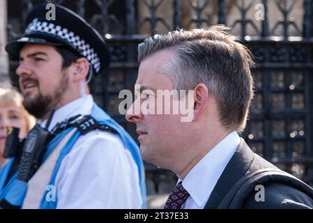 Jonathan Ashworth député arrivant au Parlement, passant un officier de police. secrétaire d'État à la santé Banque D'Images