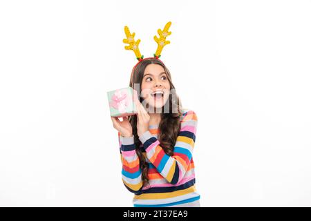 Concept Noël et nouvel an. Jeune fille jeune fille souriante en robe rose tenant un grand cadeau boîte cadeaux sur le fond avec espace de copie. Banque D'Images