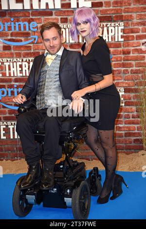 Samuel Koch mit Ehefrau Sarah Elena Timpe BEI der Premiere der Amazon Prime Video Serie von Sebastian Fitzeks DIE THERAPIE im Zoo Palast à Berlin am 23.10.2023 *** Samuel Koch avec son épouse Sarah Elena Timpe à la première de la série Amazon Prime vidéo de Sebastian Fitzeks LA THÉRAPIE à le Zoo Palast à Berlin sur 23 10 2023 crédit : Imago/Alamy Live News Banque D'Images