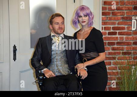 Samuel Koch mit Ehefrau Sarah Elena Timpe BEI der Premiere der Amazon Prime Video Serie von Sebastian Fitzeks DIE THERAPIE im Zoo Palast à Berlin am 23.10.2023 *** Samuel Koch avec son épouse Sarah Elena Timpe à la première de la série Amazon Prime vidéo de Sebastian Fitzeks LA THÉRAPIE à le Zoo Palast à Berlin sur 23 10 2023 crédit : Imago/Alamy Live News Banque D'Images