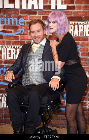 Samuel Koch mit Ehefrau Sarah Elena Timpe BEI der Premiere der Amazon Prime Video Serie von Sebastian Fitzeks DIE THERAPIE im Zoo Palast à Berlin am 23.10.2023 *** Samuel Koch avec son épouse Sarah Elena Timpe à la première de la série Amazon Prime vidéo de Sebastian Fitzeks LA THÉRAPIE à le Zoo Palast à Berlin sur 23 10 2023 crédit : Imago/Alamy Live News Banque D'Images