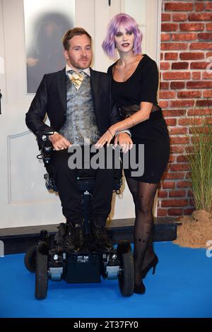 Samuel Koch mit Ehefrau Sarah Elena Timpe BEI der Premiere der Amazon Prime Video Serie von Sebastian Fitzeks DIE THERAPIE im Zoo Palast à Berlin am 23.10.2023 *** Samuel Koch avec son épouse Sarah Elena Timpe à la première de la série Amazon Prime vidéo de Sebastian Fitzeks LA THÉRAPIE à le Zoo Palast à Berlin sur 23 10 2023 crédit : Imago/Alamy Live News Banque D'Images